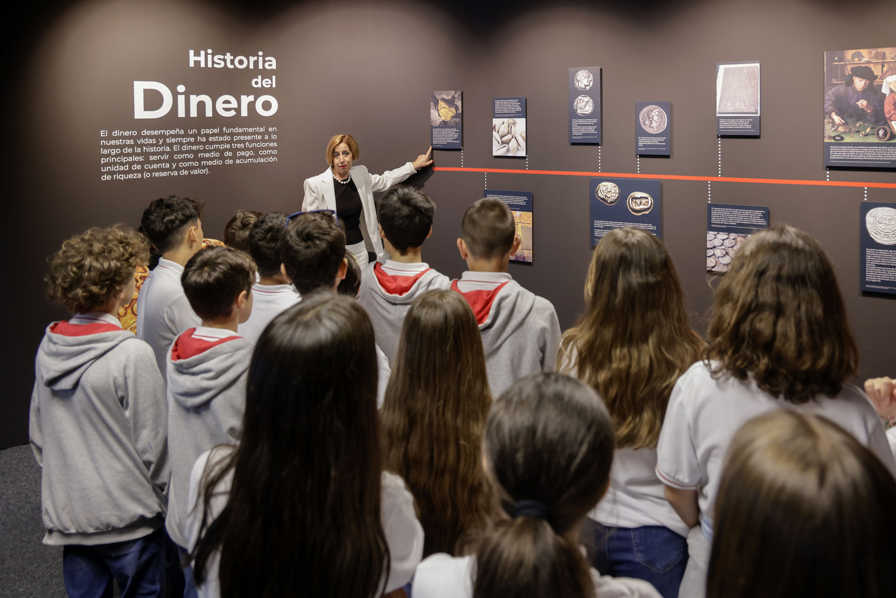 Estudiantes durante una visita educativa sobre la historia del dinero